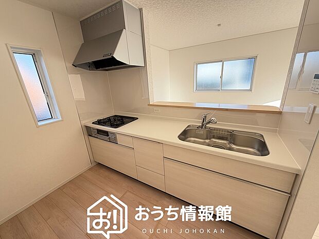 【現地写真(キッチン)】収納たっぷりのシステムキッチン、浄水器付水栓を標準装備しています。