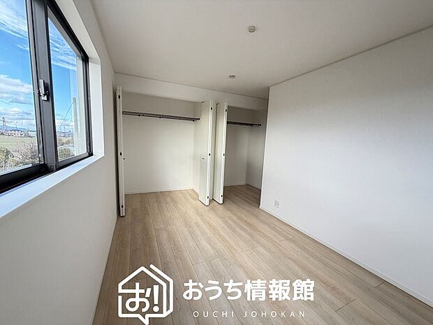 【現地写真(洋室) 】木目の美しさを際立たせるシンプルデザインの建具を使用しています。