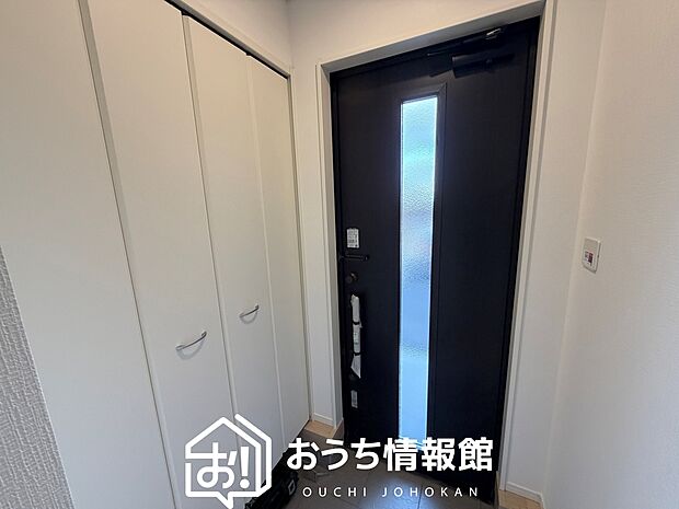 【現地写真(玄関)】玄関には、大型のシューズ収納を設置しています。