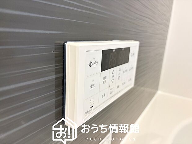 【給湯器リモコン】温度調整機能はもちろん、見やすいボタン配置でお湯はり・追い炊きが簡単操作可能です。