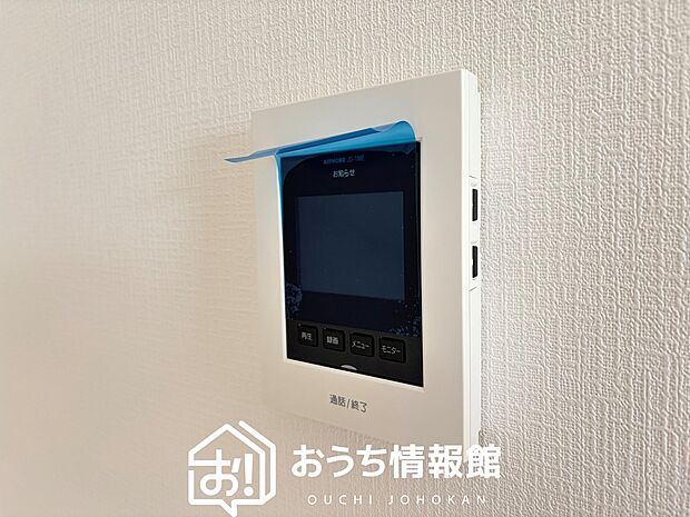 【TVモニター付インターホン】手放し通話ができ、送話表示灯で送話・受話状態が確認できます。
映像と音声で玄関先の様子をチェックできるモニター機能や、夜間の訪問者の顔も確認できるLEDライトを装備しています。