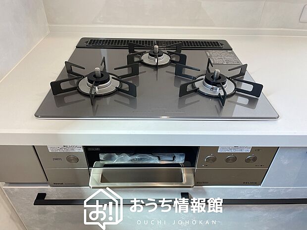 【ビルトインコンロ】フラットな構造で清掃性が高く、過熱防止センサー付3口タイプで日頃の家事も快適です。