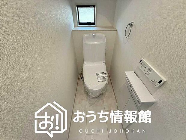 【トイレ】汚れてもサッとひと拭きでお手入れ簡単、エコ仕様の温水洗浄便座付きのトイレです。
バリアフリーにも配慮しています。