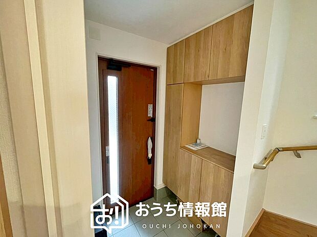 【現地写真(玄関)】玄関には、大型のシューズ収納を設置しています。