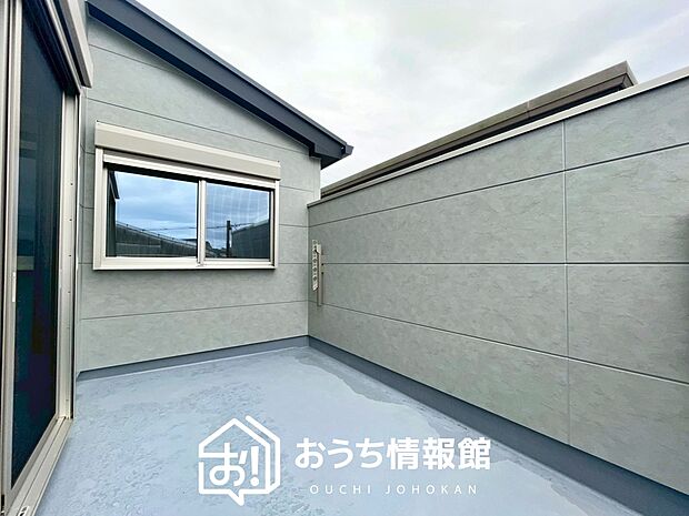 【バルコニー】奥行きが広く、洗濯物をゆったりと干せる十分な広さで、家族の洗濯も捗ります。