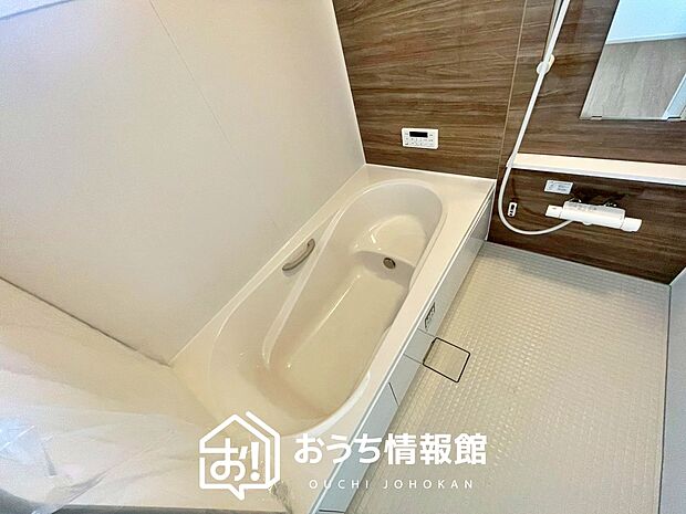 【現地写真(浴室)】浴室暖房乾燥機付き。1坪タイプで広々です。