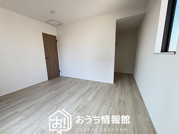 【現地写真(寝室)】目の美しさを際立たせるシンプルデザインの建具を使用しています。