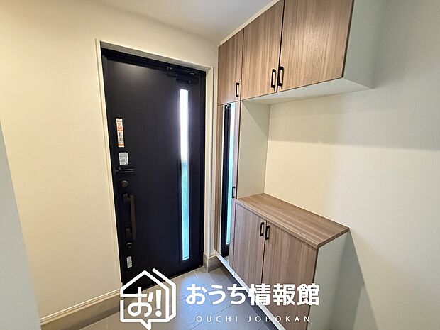 【現地写真(玄関)】玄関には、大型のシューズ収納を設置しています。