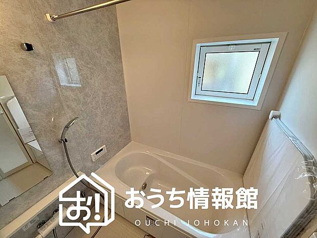 【現地写真(浴室)】浴室暖房乾燥機付き。1坪タイプで広々です。