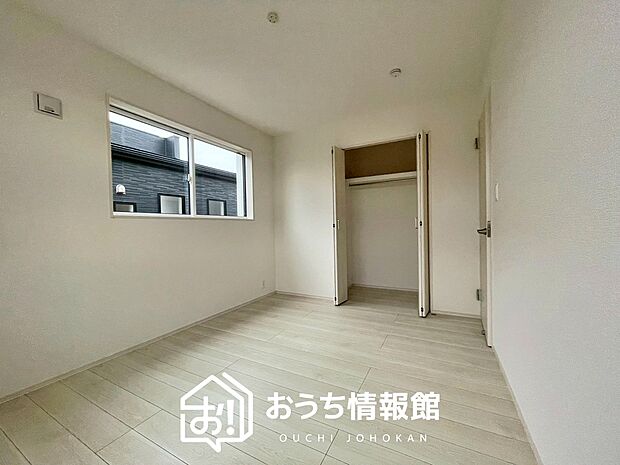 【現地写真(寝室)】木目の美しさを際立たせるシンプルデザインの建具を使用しています。