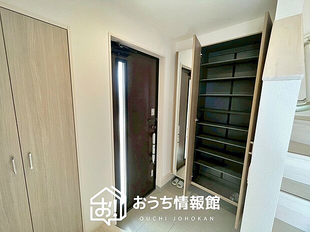【現地写真(玄関)】玄関には、大型のシューズ収納を設置しています。