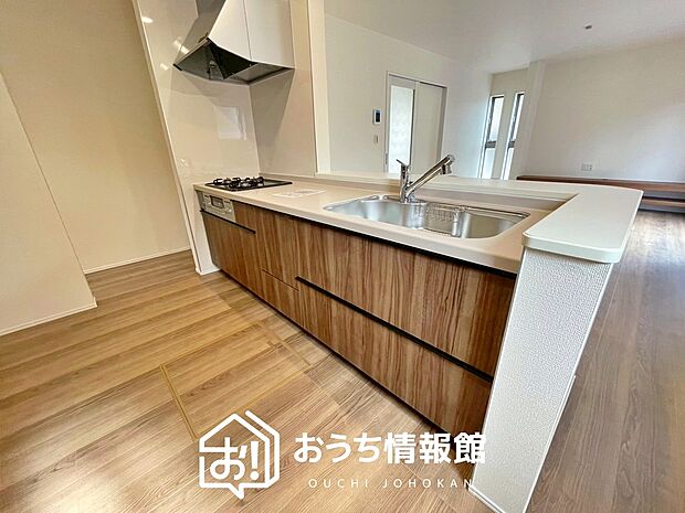 【現地写真(キッチン)】収納たっぷりのシステムキッチン、浄水器付水栓を標準装備しています。