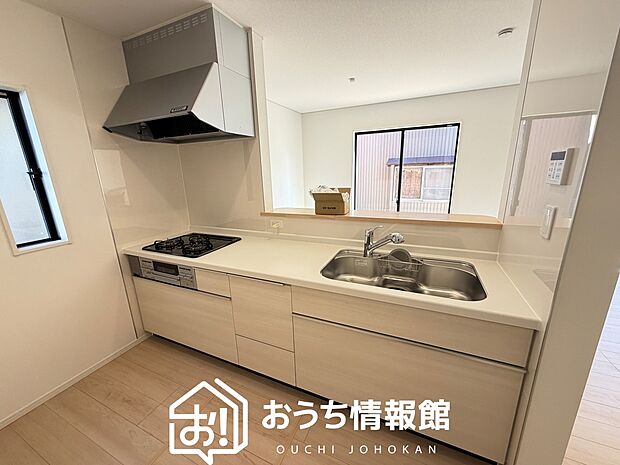 【現地写真(キッチン)】収納たっぷりのシステムキッチン、浄水器付水栓を標準装備しています。