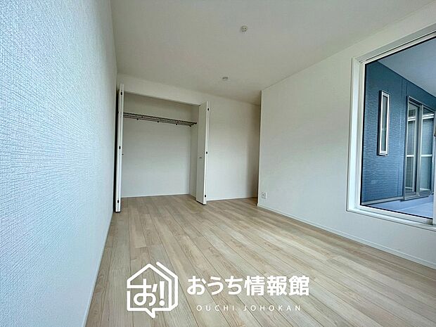 【現地写真(寝室)】木目の美しさを際立たせるシンプルデザインの建具を使用しています。