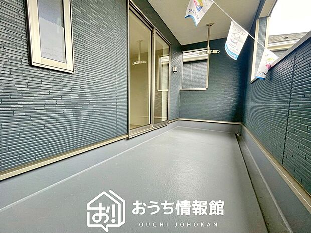 【バルコニー】奥行きが広く、洗濯物をゆったりと干せる十分な広さで、家族の洗濯も捗ります。