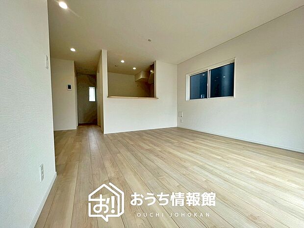 【現地写真(リビング)】フローリング材には、木目、色調など木材特有の風合いがあり、ナチュラルな美しさになっています。