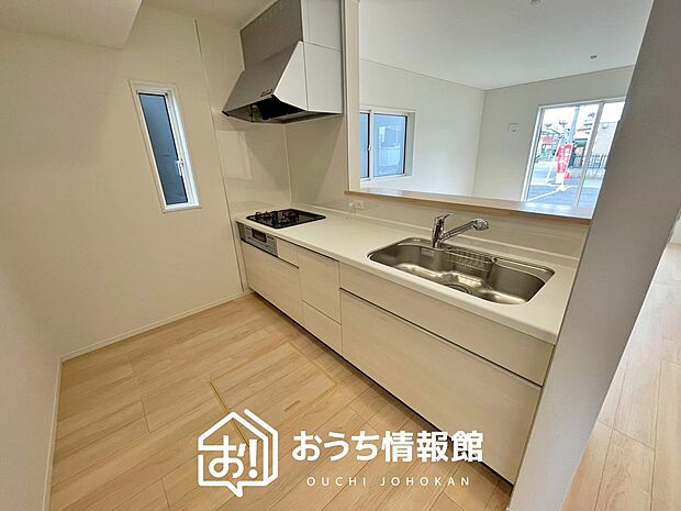 【現地写真(キッチン)】収納たっぷりのシステムキッチン、浄水器付水栓を標準装備しています。