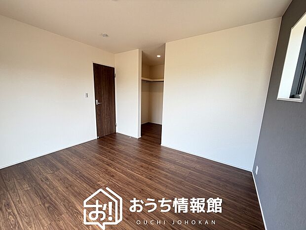 【現地写真(寝室)】木目の美しさを際立たせるシンプルデザインの建具を使用しています。