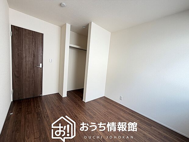【現地写真（洋室）】木目の美しさを際立たせるシンプルデザインの建具を使用しています。