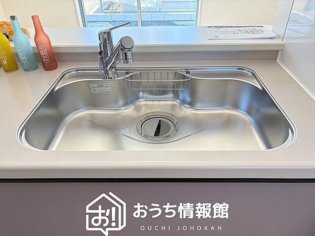 【浄水器内臓型ハンドシャワー付シンク】傷や汚れが付きにくい静音仕様の全面エンボス加工シンク。
また、蛇口の先端に浄水器を内蔵。浄水シャワーが使える毎分4リットルのたっぷり浄水。