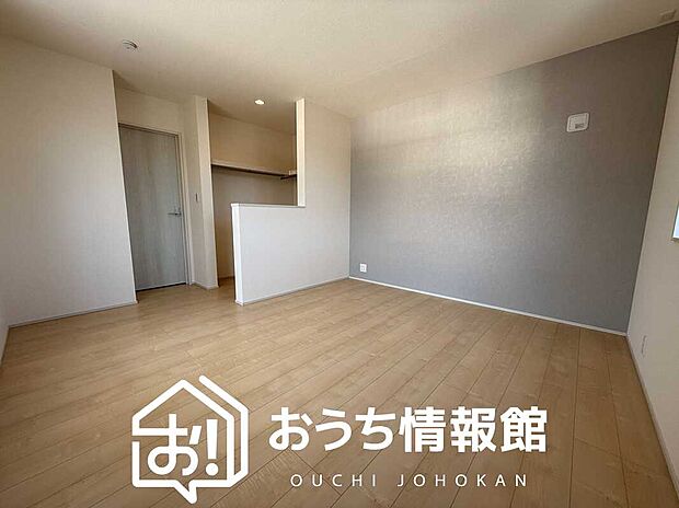【現地写真(寝室)】木目の美しさを際立たせるシンプルデザインの建具を使用しています。