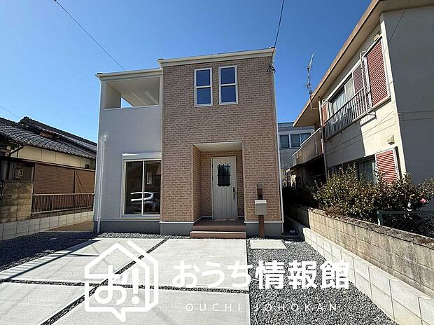 【現地写真(外観)】雨で汚れを落とし、耐久性・耐候性に優れた外壁を使用しています。