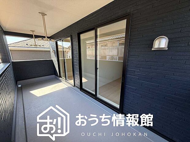 【バルコニー】奥行きが広く、洗濯物をゆったりと干せる十分な広さで、家族の洗濯も捗ります。