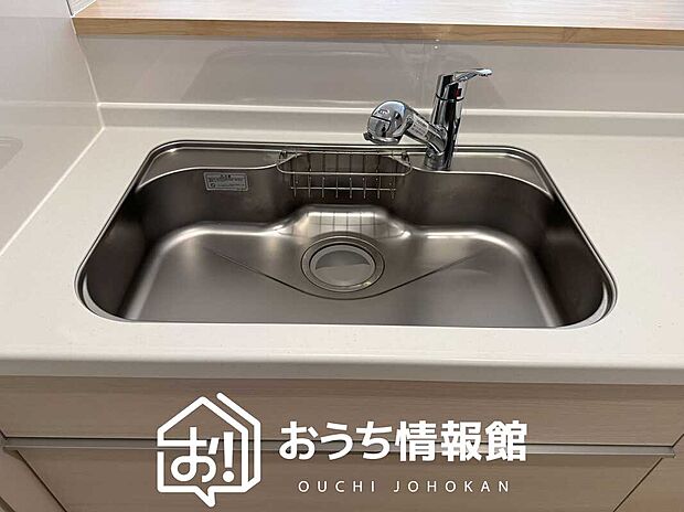 【浄水器内臓ハンドシャワー付シンク】広々とした凸型シンクに洗剤ポケットを標準装備。すっきり収納できます。
また、蛇口の先端に浄水器を内蔵しているため場所をとりません。