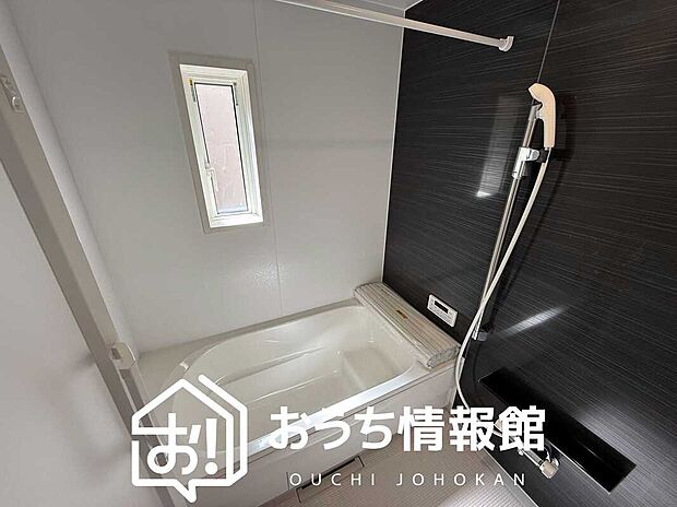 【現地写真(浴室)】浴室暖房乾燥機付き。1坪タイプで広々です。