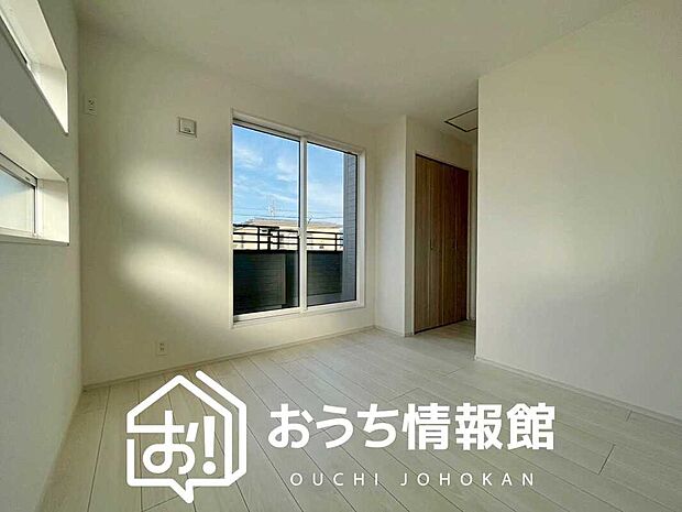 【現地写真(寝室)】木目の美しさを際立たせるシンプルデザインの建具を使用しています。