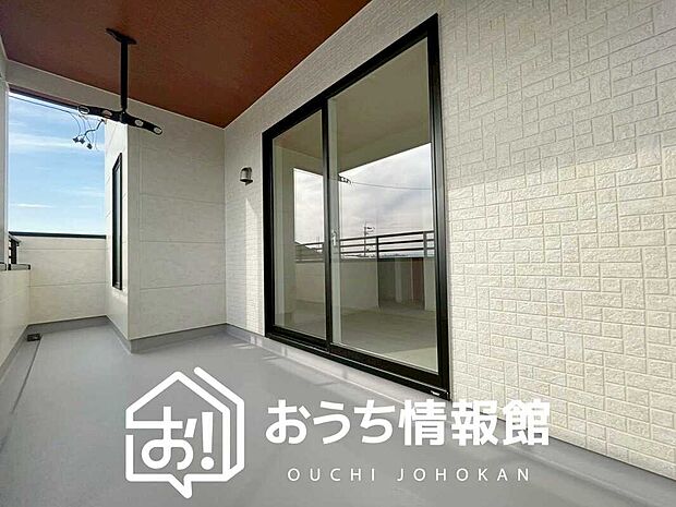 【バルコニー】奥行きが広く、洗濯物をゆったりと干せる十分な広さで、家族の洗濯も捗ります。