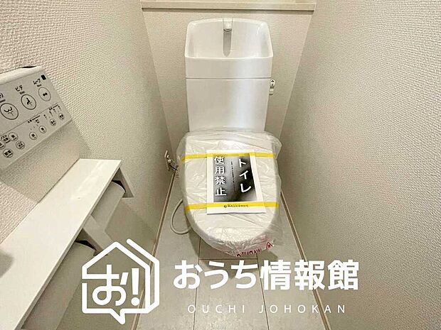 【トイレ】汚れてもサッとひと拭きでお手入れ簡単、エコ仕様の温水洗浄便座付きのトイレです。
バリアフリーにも配慮しています。