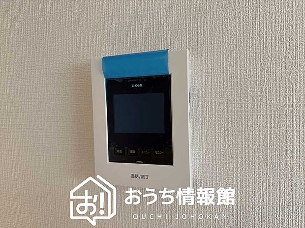 【TVモニター付インターホン】手放し通話ができ、送話表示灯で送話・受話状態が確認できます。
映像と音声で玄関先の様子をチェックできるモニター機能や、夜間の訪問者の顔も確認できるLEDライトを装備しています。