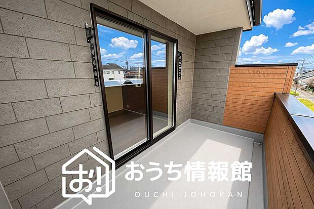 【バルコニー】奥行きが広く、洗濯物をゆったりと干せる十分な広さで、家族の洗濯も捗ります。
