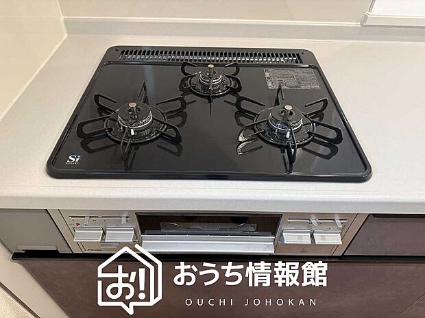 【ビルトインコンロ】フラットな構造で清掃性が高く、過熱防止センサー付3口タイプで日頃の家事も快適です。