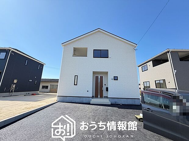 【現地写真(外観)【2号地】】軽くて火災に強い屋根材を採用し、地震時の建物への負担や揺れを軽減しています。