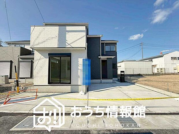 【現地写真(外観)【2号地】】軽くて火災に強い屋根材を採用し、地震時の建物への負担や揺れを軽減しています。