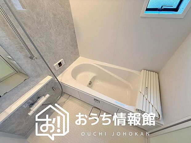 【現地写真(浴室)】浴室暖房乾燥機付き。1坪タイプで広々です。