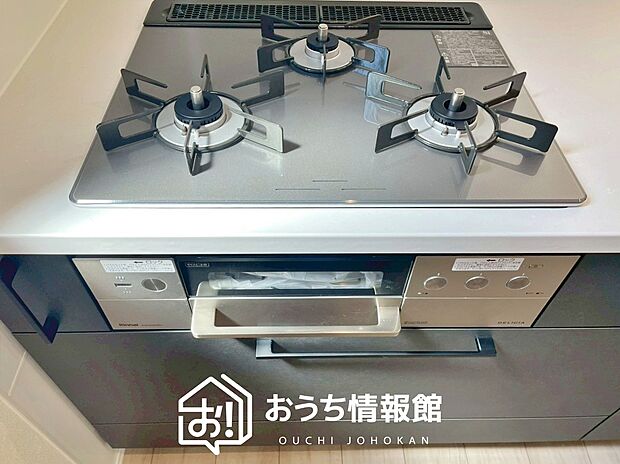 【ビルトインコンロ】フラットな構造で清掃性が高く、過熱防止センサー付3口タイプで日頃の家事も快適です。