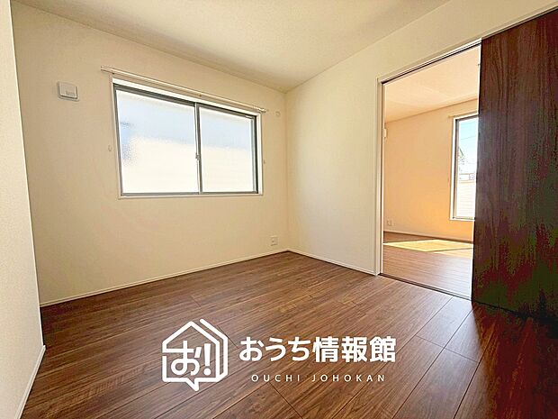 【現地写真(寝室)】木目の美しさを際立たせるシンプルデザインの建具を使用しています。