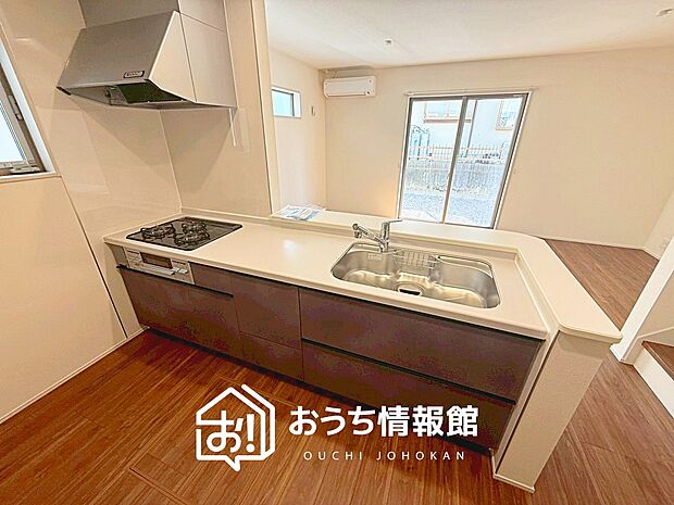 【現地写真(キッチン)】収納たっぷりのシステムキッチン、浄水器付水栓を標準装備しています。