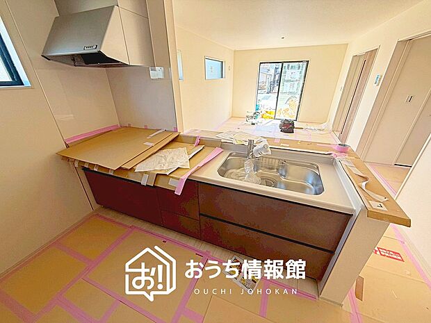 【現地写真(キッチン)】収納たっぷりのシステムキッチン、浄水器付水栓を標準装備しています。