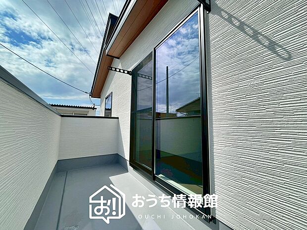 【バルコニー】奥行きが広く、洗濯物をゆったりと干せる十分な広さで、家族の洗濯も捗ります。