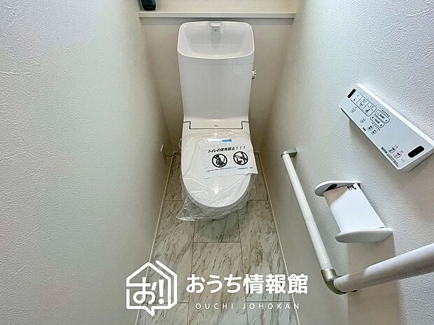 【トイレ】汚れてもサッとひと拭きでお手入れ簡単、エコ仕様の温水洗浄便座付きのトイレです。
バリアフリーにも配慮しています。