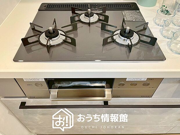 【ビルトインコンロ】フラットな構造で清掃性が高く、過熱防止センサー付３口タイプで日頃の家事も快適です。