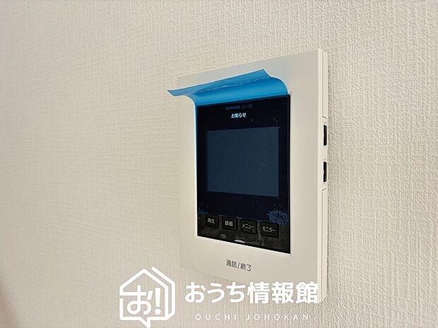 【TVモニター付インターホン】手放し通話ができ、送話表示灯で送話・受話状態が確認できます。
映像と音声で玄関先の様子をチェックできるモニター機能や、夜間の訪問者の顔も確認できるLEDライトを装備しています。