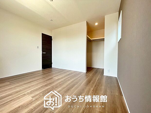 【現地写真(寝室)】木目の美しさを際立たせるシンプルデザインの建具を使用しています。