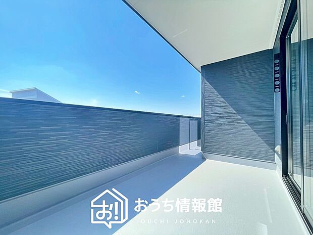 【バルコニー】奥行きが広く、洗濯物をゆったりと干せる十分な広さで、家族の洗濯も捗ります。