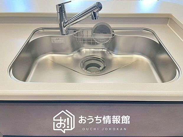 【浄水器内臓型ハンドシャワー付シンク】傷や汚れが付きにくい静音仕様の全面エンボス加工シンク。
また、蛇口の先端に浄水器を内蔵。浄水シャワーが使える毎分4リットルのたっぷり浄水。