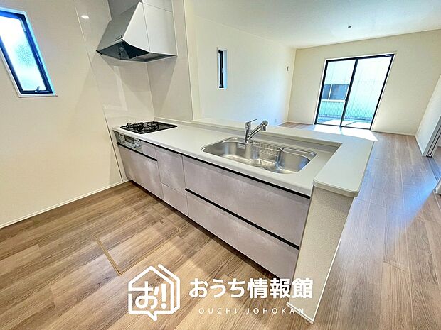 【現地写真(キッチン)】収納たっぷりのシステムキッチン、浄水器付水栓を標準装備しています。